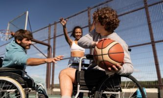 fpdl.in_amigos-de-tiro-medio-jogando-basquete-juntos_23-2149160533_large